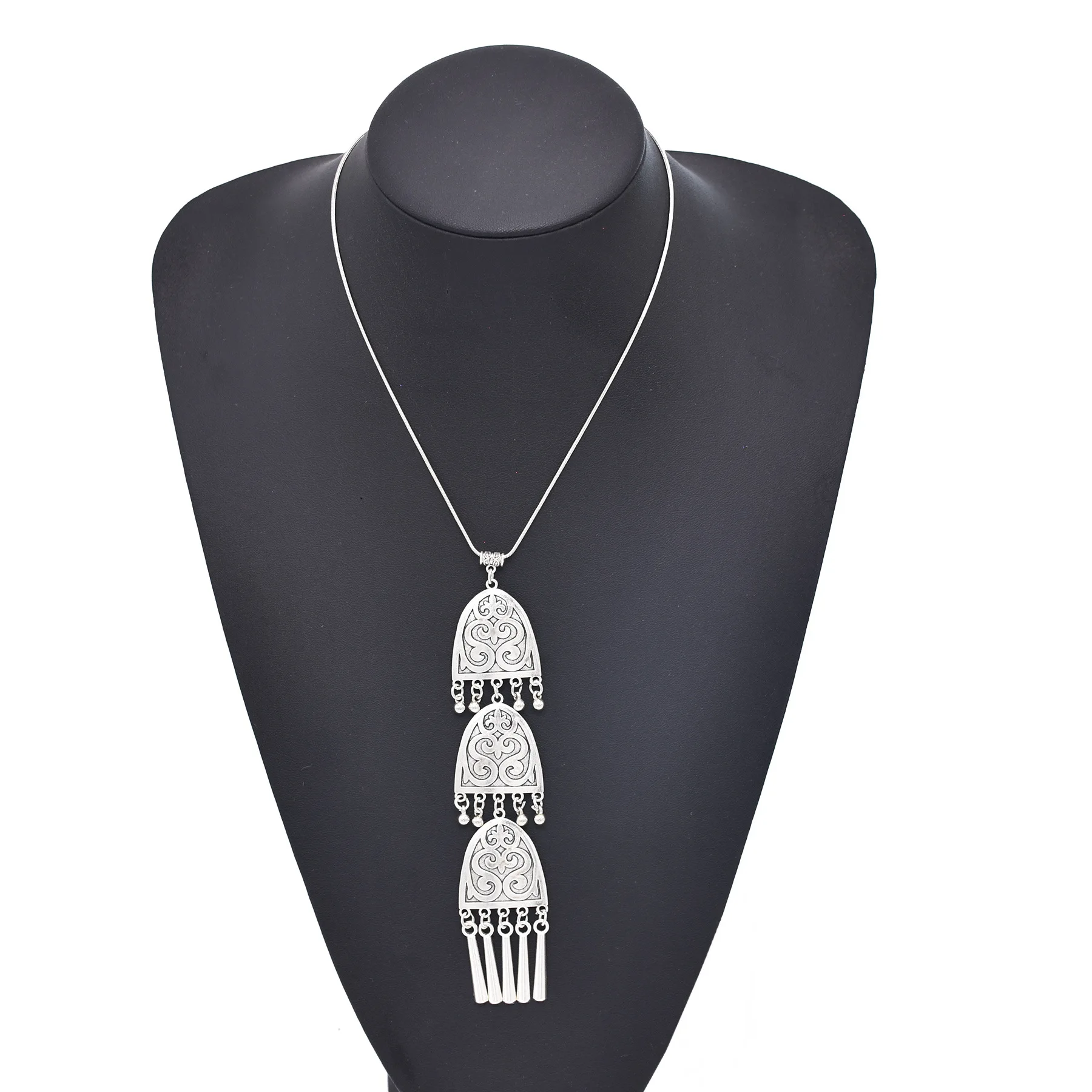 Women Accessories Nepal - Collana con ciondolo elemento etnico argentato