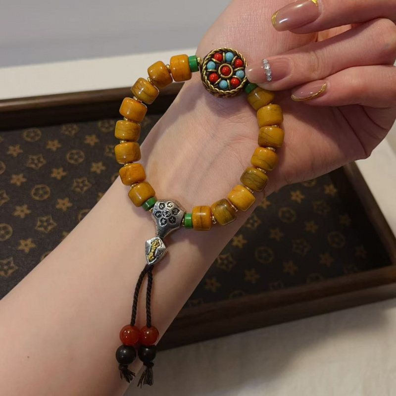 Braccialetti Nepal abbinati al - Women Accessories Nepal recensione e prezzo